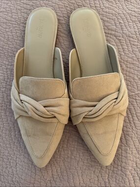 📌 JCrew 12M Knotted Pointed-Toe Nubuck Suede Mule in Beige